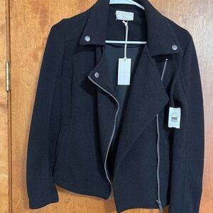 Z Supply Black Blazer with Notched Lapel and Slim Fit

70 Polyester / 30 Nylon